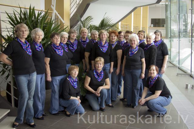 Ādažu Kultūras centra senioru līnijdeju grupa VARAVĪKSNE